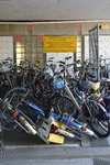 824721 Afbeelding van een grote hoeveelheid op elkaar gevallen fietsen in een tijdelijk fietsparkeervak in de Van ...